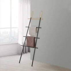 Scala Porta Asciugamani Moderna In Acciaio Nero Con Inserti In Legno H 170 Cm