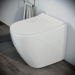 Sanitari Bagno Vaso WC Filomuro Rimless A Terra In Ceramica Con Sedile Coprivaso Softclose Fast